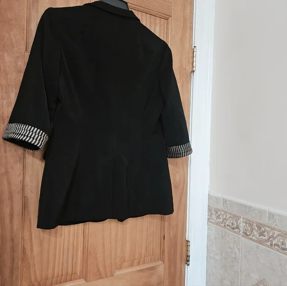 Forever 21 Women's Black Blazer Jacket With Half Cuffed Stripped Sleeves, Size M - Picture 7 of 9
